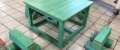 e) Stôl a kladinky sedenie